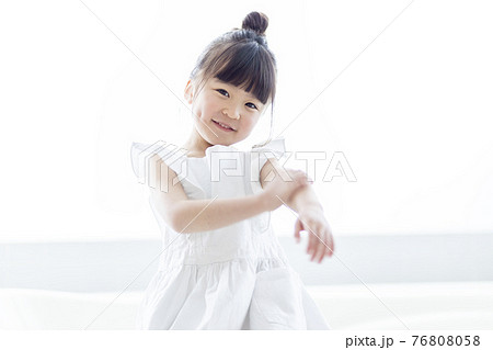 子供 女の子 可愛い 10歳未満の写真素材