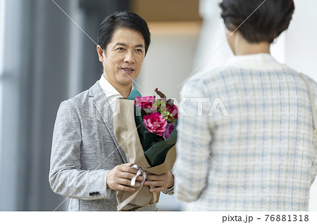 人物 男性 花束 持つの写真素材