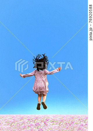 人物 女性 ジャンプ 後ろ姿の写真素材