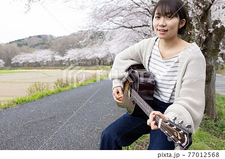 アコースティックギター 女性 かわいい 若い 少女 女子の写真素材