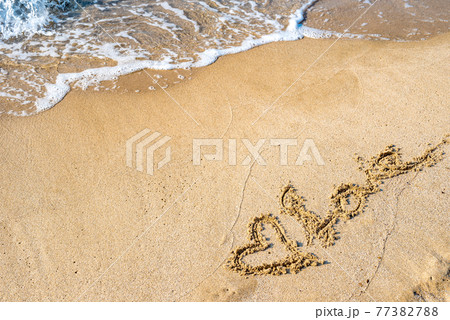 海 砂浜 ハート 波打ち際の写真素材