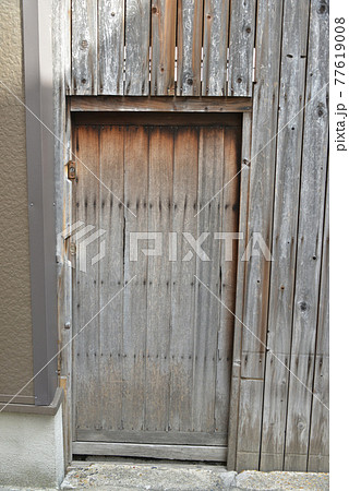 裏木戸 勝手口の写真素材