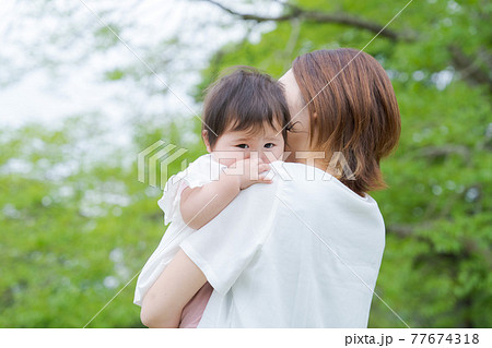 抱きしめる 後ろ姿 背中 親子の写真素材