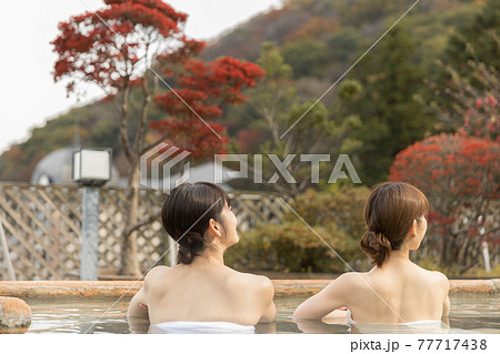 女性 温泉 入浴 背中の写真素材