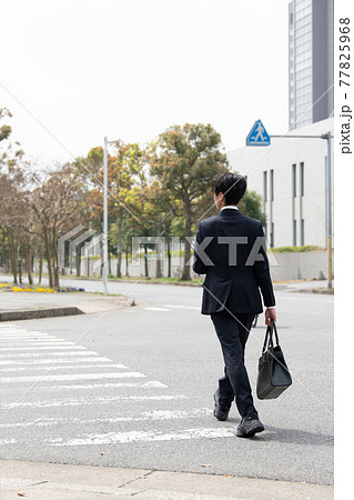 人物 男性 歩く 後ろ姿 大人の写真素材