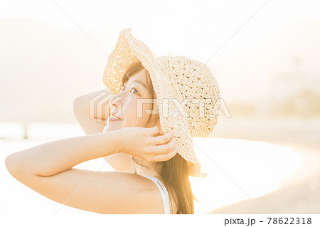 人物 女性 ワンピース 麦わら帽子 女の子の写真素材
