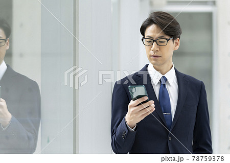 男 スーツ メガネ かっこいい 人物 ビジネスの写真素材