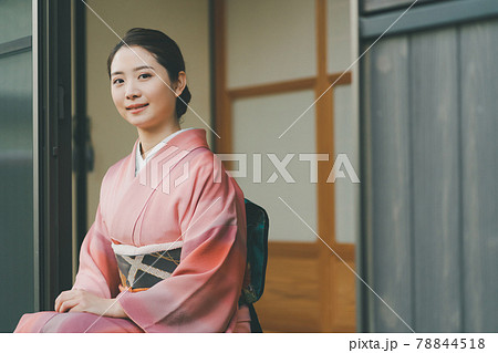 着物 座るの写真素材