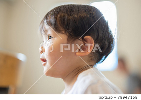 横顔 子供の写真素材