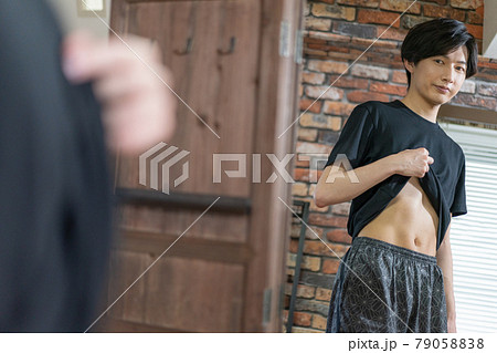 痩せ型 男性 男の写真素材