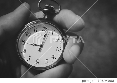 時計 懐中時計 手元 時間の写真素材