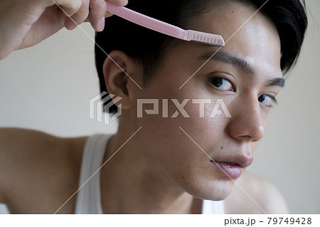 眉そりの写真素材