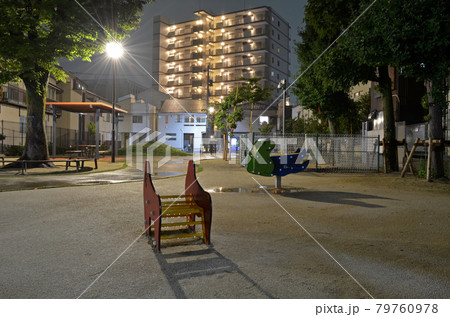 公園 夜 遊具 深夜の写真素材