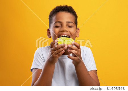 子供 男の子 肥満 デブの写真素材