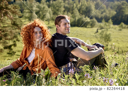 キス ２人 子供 カップルの写真素材