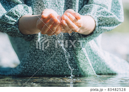 水 すくう 手 パーツの写真素材