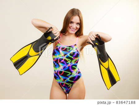 女性 水着 スキューバダイビング フィンの写真素材