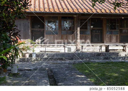 古民家 縁側 沖縄瓦 伝統の写真素材