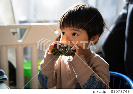 三角おにぎり 3歳 かわいい ごはんの写真素材