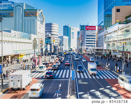 人混み 雑踏 新宿駅 群衆の写真素材