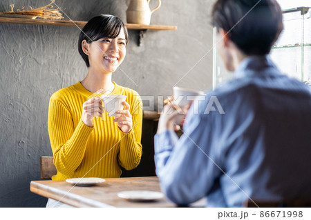 男性 休日 紅茶 飲むの写真素材