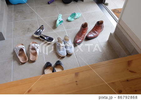 脱ぎ捨てた 靴の写真素材 - PIXTA