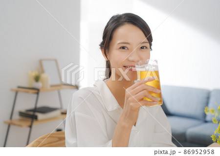 缶ビール 飲むの写真素材