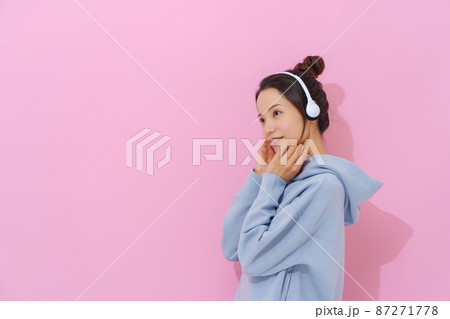 女性 女の子 ヘッドフォン パーカー 音楽の写真素材