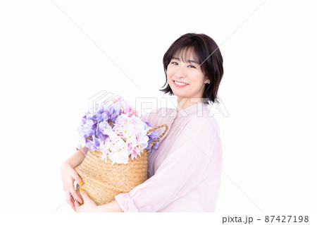 女性 花束 抱える 花の写真素材