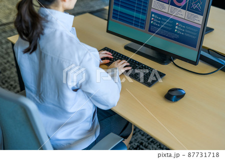 管制室 モニターの写真素材