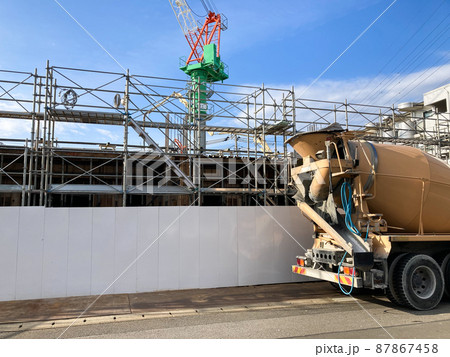 大型マンション建設現場のコンクリートミキサー車