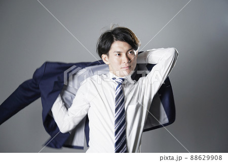 男性 スーツ ジャケット 羽織るの写真素材