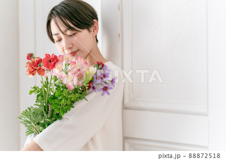 女性 花束 抱える 花の写真素材 女性 花束 抱える 花の写真素材