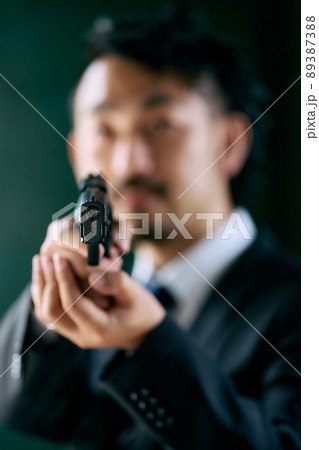 構える 拳銃の写真素材