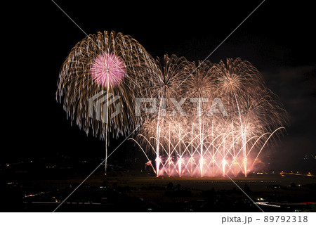 打上花火 夕方 花火 花火大会の写真素材