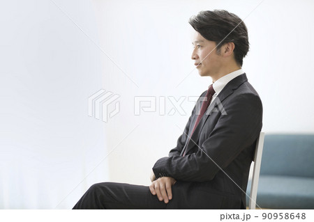 男 スーツ 横向きの写真素材