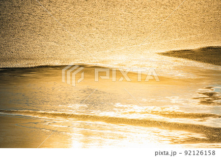 水 水面 波紋 黄金色の写真素材