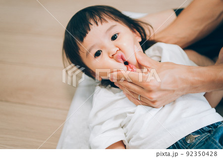 子供 赤ちゃん 新生児 変顔の写真素材