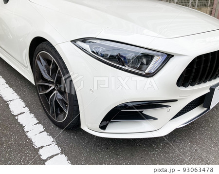 白のドイツ製高級セダンのヘッドライト周り