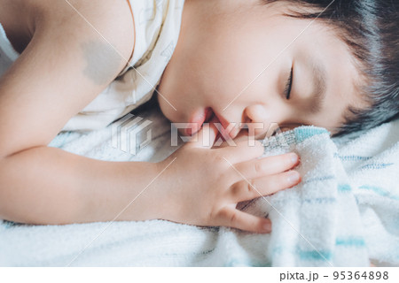 人物 日本人 かわいい 幼児 ライフスタイル 2歳 子供 1人の写真素材