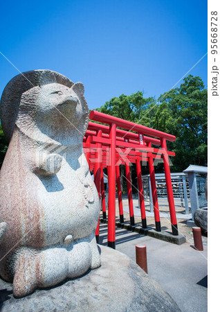 タヌキ 狸 たぬき 石像の写真素材 - PIXTA