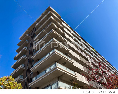 青空とおしゃれなマンションのイメージ