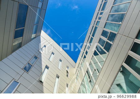 ビルと青空のイメージ