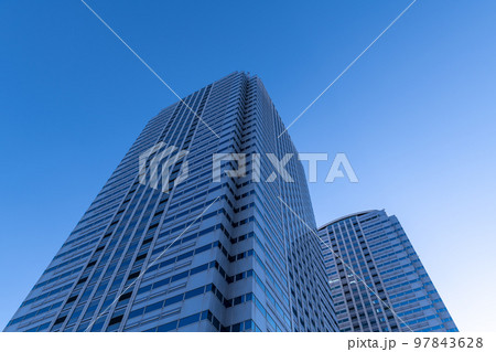 快晴の高層オフィスビルのイメージ