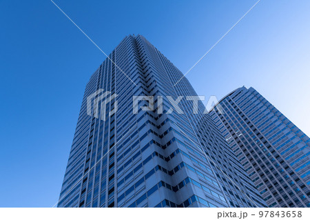 快晴のオフィスビルのイメージ