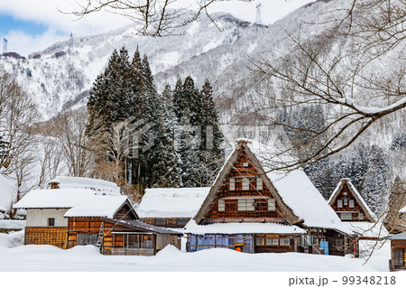 民家 かやぶき 古民家 雪景色の写真素材 - PIXTA