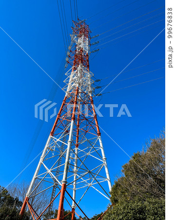 青空と高圧線鉄塔のイメージ