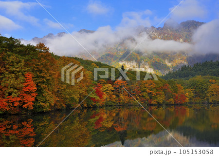 錦秋の鏡池の写真素材 - PIXTA
