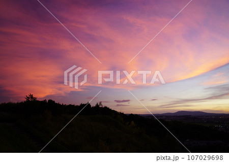 夕日と山の写真素材 - PIXTA