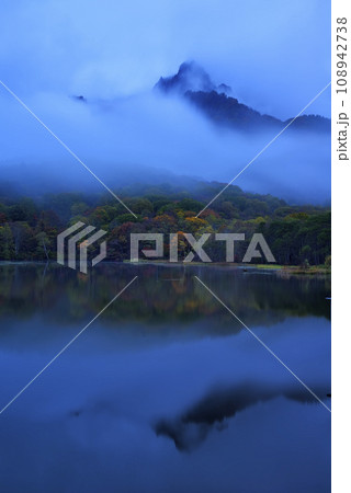 錦秋の鏡池の写真素材 - PIXTA